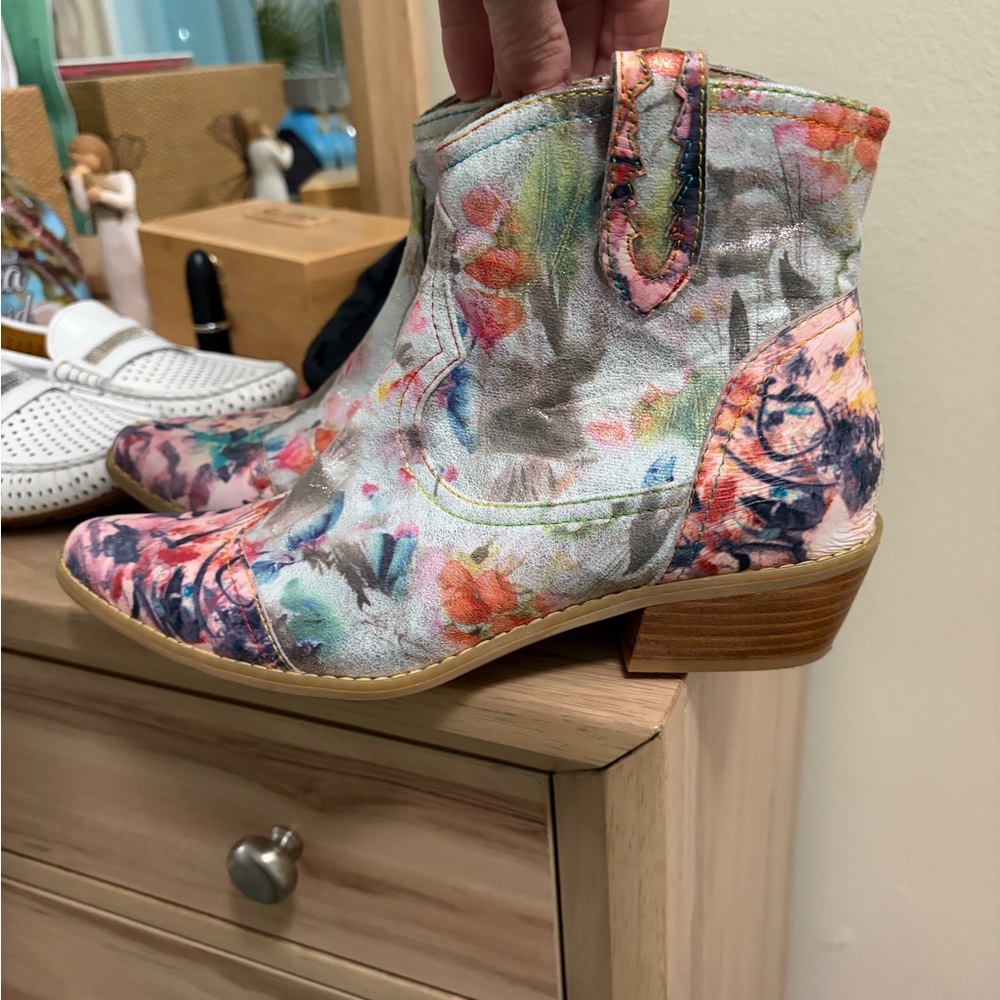 L’artiste Women's Ankle Booties